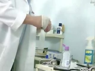 Iškrypęs medikas examining jo pacientas