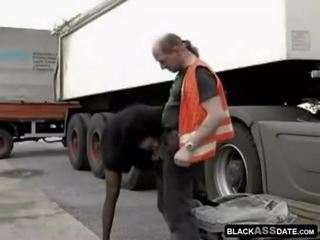 Negra streetwalker a montar em full-blown truck condutor fora