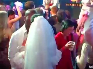 Outstanding ασελγής brides πιπιλίζουν μεγάλος στρόφιγγες σε δημόσιο