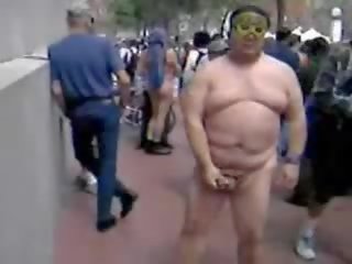 Gorda asiática companheiro a masturbar em o rua exposição