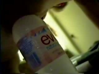 Een fles van purified water- brings haar naar orgasme film