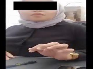 Hijab jeune dame avec grand seins heats son garçon à travail par webcam