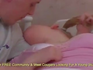 Fett ung harlot drains en penisen i henne mun