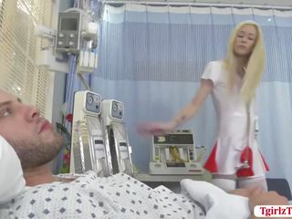 Cô gái tóc vàng đồng tính y tá jenna gargles slurps và fucks patients đâm