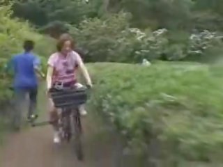 Japonais damsel masturbated tandis que chevauchée une specially modified xxx film bike!