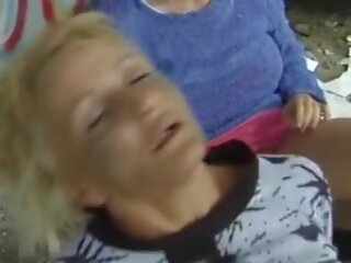 En gruppe av concupiscent tysk damer får knullet av noen hardt aksel utendørs